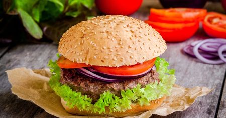 Powiększony hamburger z przyprawami i warzywami