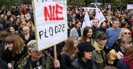 Protest przeciwko zaostrzeniu ustawy aborcyjnej: "OPRÓCZ MACIC MAMY MÓZGI!" (ZDJĘCIA)