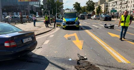 Zderzenie czterech pojazdów w centrum Płocka. Do szpitala trafiły dwie osoby