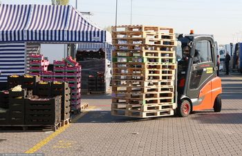 "Nie ma po co jechać na Bronisze". Co się dzieje na rynku owoców?