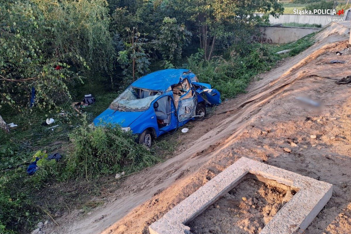 Tragedia na Śląsku. Samochód uderzył w słup i dachował