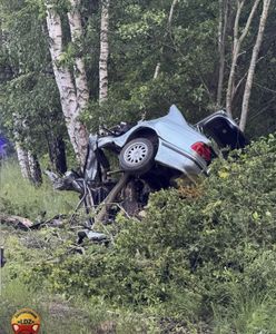 Autem wjechał w drzewo. Kompletnie zmiażdżony samochód