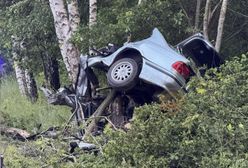 Autem wjechał w drzewo. Kompletnie zmiażdżony samochód