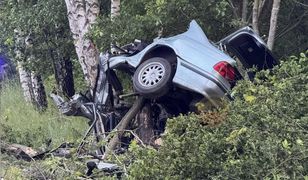 Autem wjechał w drzewo. Kompletnie zmiażdżony samochód