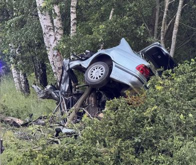 Autem wjechał w drzewo. Kompletnie zmiażdżony samochód