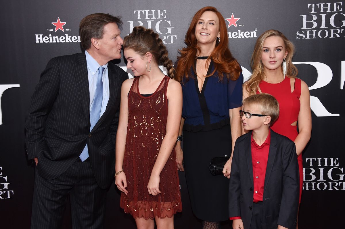 Michael Lewis całuje Dixie w czoło. Rodzinne zdjęcie zrobione podczas premiery "Wielkiego szortu" (2015)