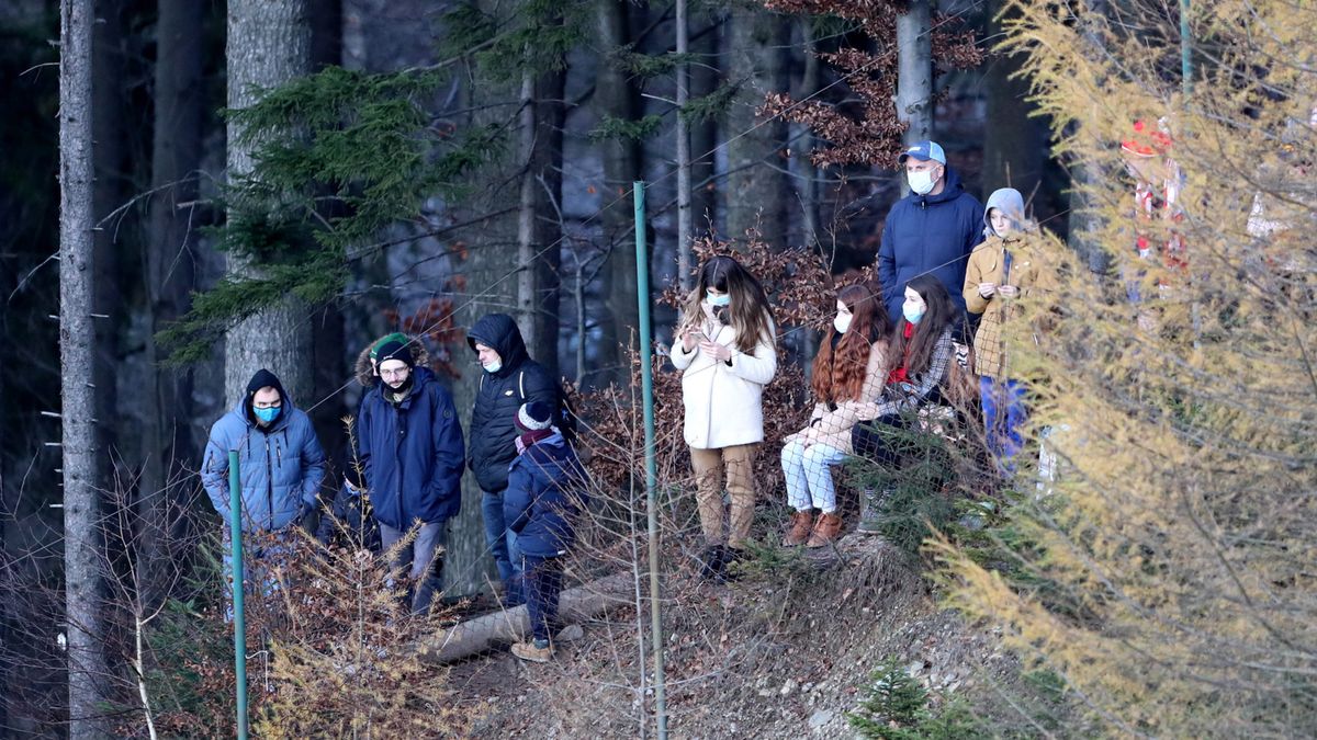 nieliczni kibice podczas konkursu drużynowego inauguracyjnych zawodów Pucharu Świata w skokach narciarskich sezonu 2020/2021