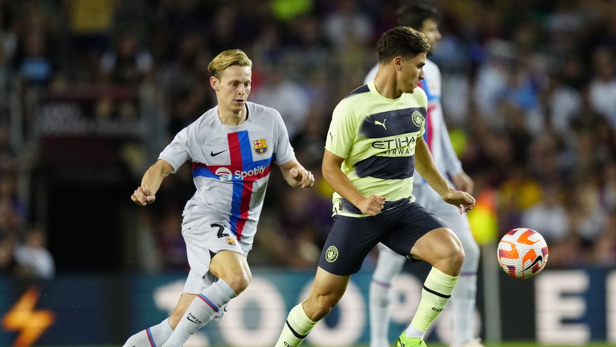 PAP/EPA / ENRIC FONTCUBERTA / Na zdjęciu: Frenkie de Jong (z lewej)