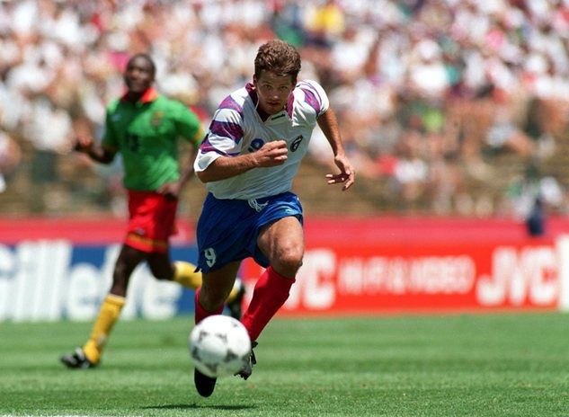 Oleg Salenko w meczu Rosja - Kamerun (fot. Shaun Botterill/Getty)