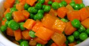 Gotowana mrożona marchewka z groszkiem bez dodatku soli, odsączona