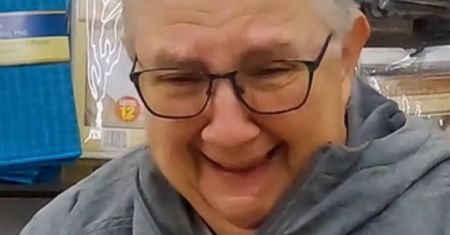 Poprosił ją o dolara na chipsy. Dała mu bez wahania. Tak się odpłacił