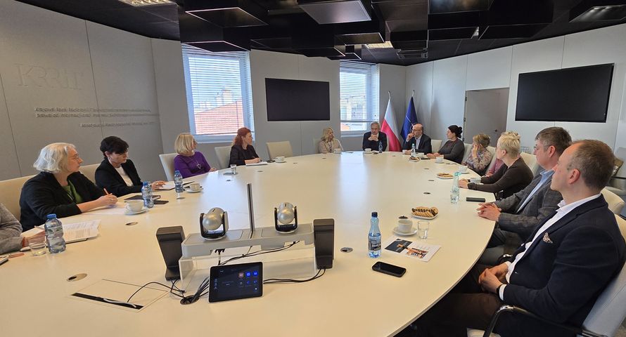 KRRiT i Rada Reklamy o nowych kryteriach żywieniowych w reklamach