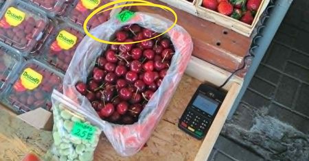 Pan Marek przystanął. Tyle chcą za czereśnie. "Zdzierstwo"