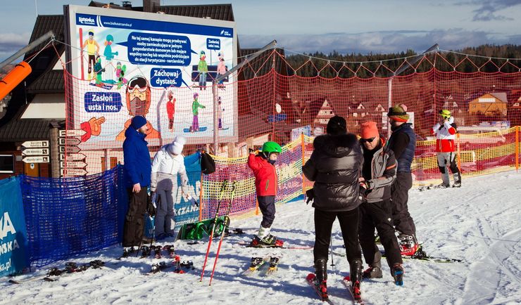 Obostrzenia powinny zostać poluzowane? Nowy sondaż