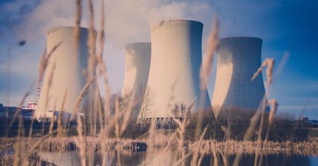 Elektrownia atomowa w Polsce. Polacy wolą słuchać sceptyków