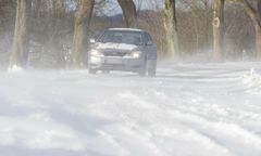 Atak zimy na Pomorzu. Zaspy na drogach, odwołane lekcje