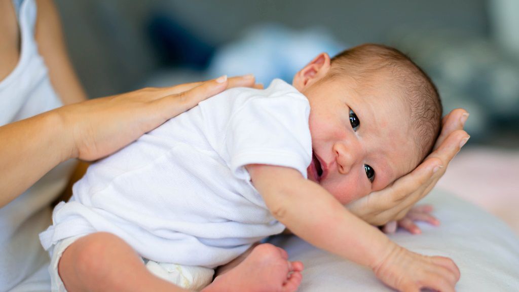 Na czkawkę u niemowląt może pomóc zmiana ułożenia ciała dziecka