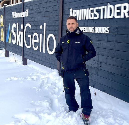 Były piłkarz przed ośrodkiem narciarskim w Geilo, w którym pracuje od 2015 roku