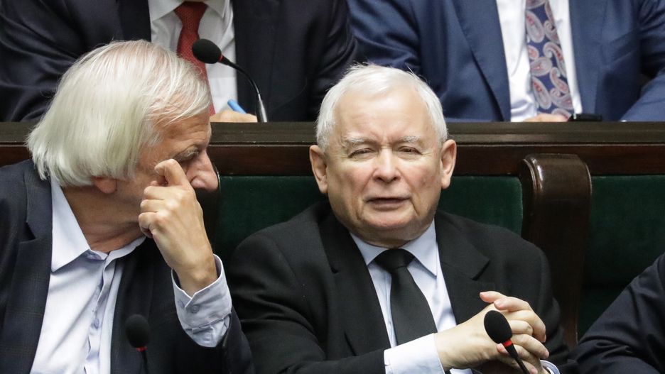 Warszawa, 14.11.2023. Prezes PiS Jarosław Kaczyński (P) oraz były wicemarszałek Sejmu Ryszard Terlecki (L) na sali obrad Sejmu w Warszawie, 14 bm. w drugim dniu posiedzenia inaugurującego X kadencję izby. Posłowie zajmują się m.in. wyborem członków KRS z ramienia Sejmu. (jm) PAP/Tomasz Gzell
