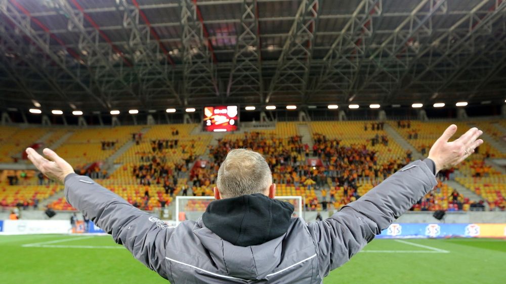 Materiały prasowe / Kamil Świrydowicz/jagiellonia.pl / Na zdjęciu: Ireneusz Mamrot dziękuje kibicom Jagiellonii Białystok 