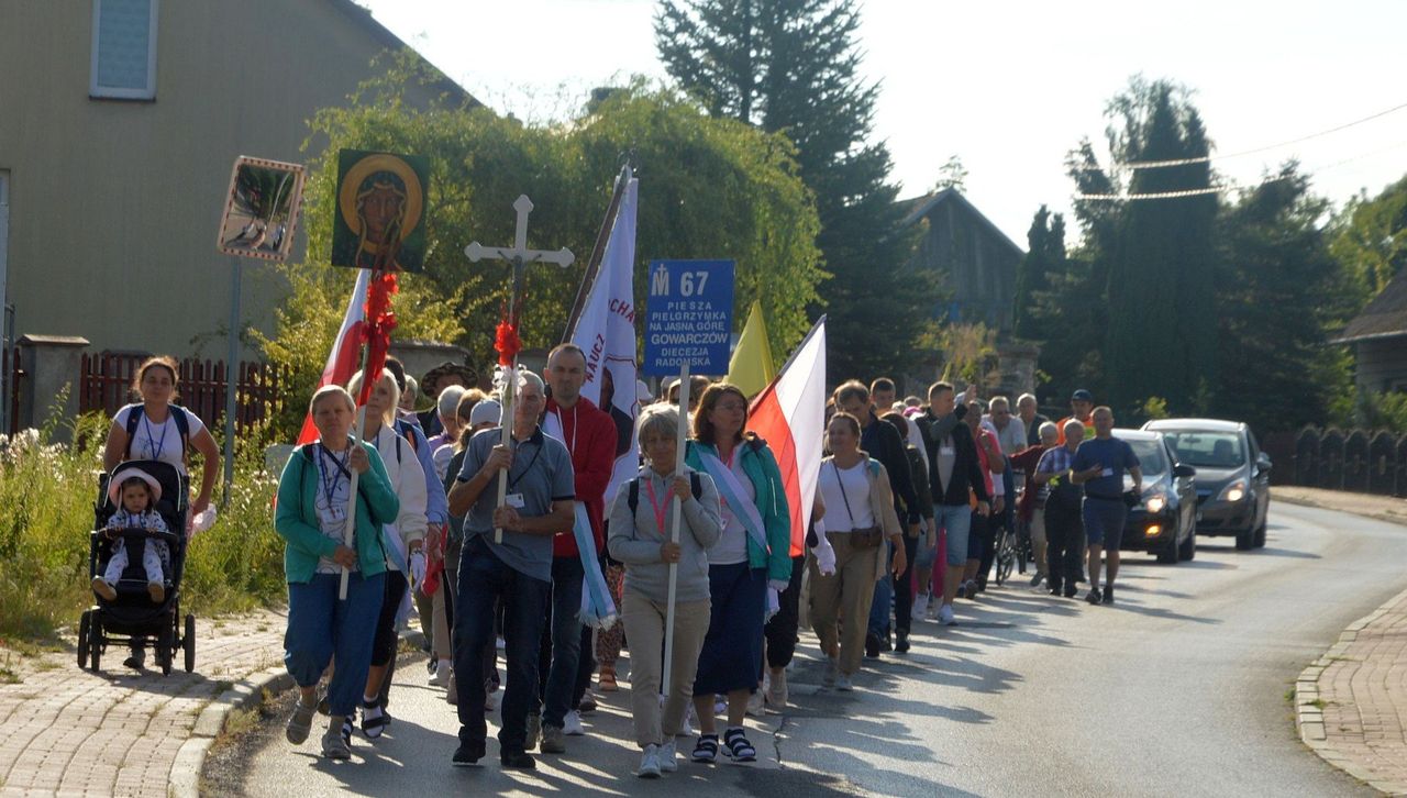 Gowarczów: 90 pątników wyruszyło na Jasną Górę. Żegnali ich mieszkańcy i pani burmistrz. Zobacz zdjęcia