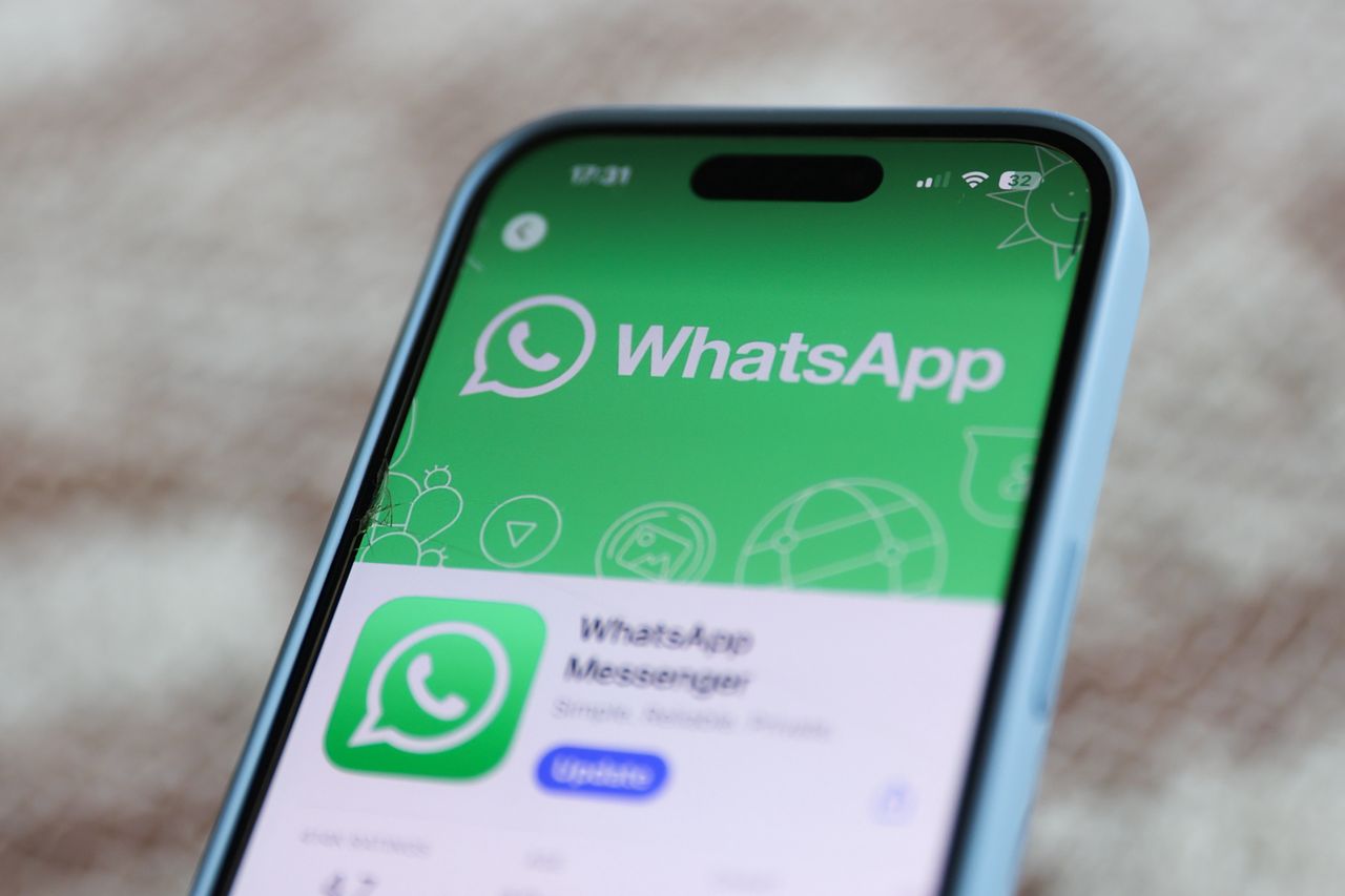 WhatsApp tests new feature to mark all unread messages as read