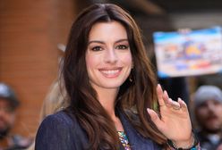 Anne Hathaway cała w srebrze. Takiej stylizacji jeszcze nie widzieliśmy