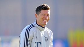 Każdą wolną chwilę spędza z rodziną. Robert Lewandowski na spacerze z córką