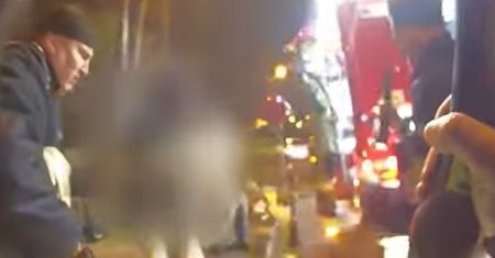 Seniorka nie miała szans na ucieczkę. Policjanci wbiegli w kłęby dymu