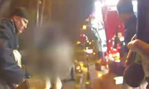 Seniorka nie miała szans na ucieczkę. Policjanci wbiegli w kłęby dymu