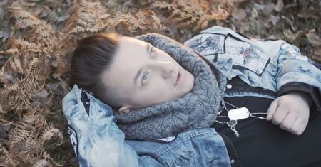 Paweł Tur przywołuje "Wiosnę". Nowy singiel muzyka podbija sieć