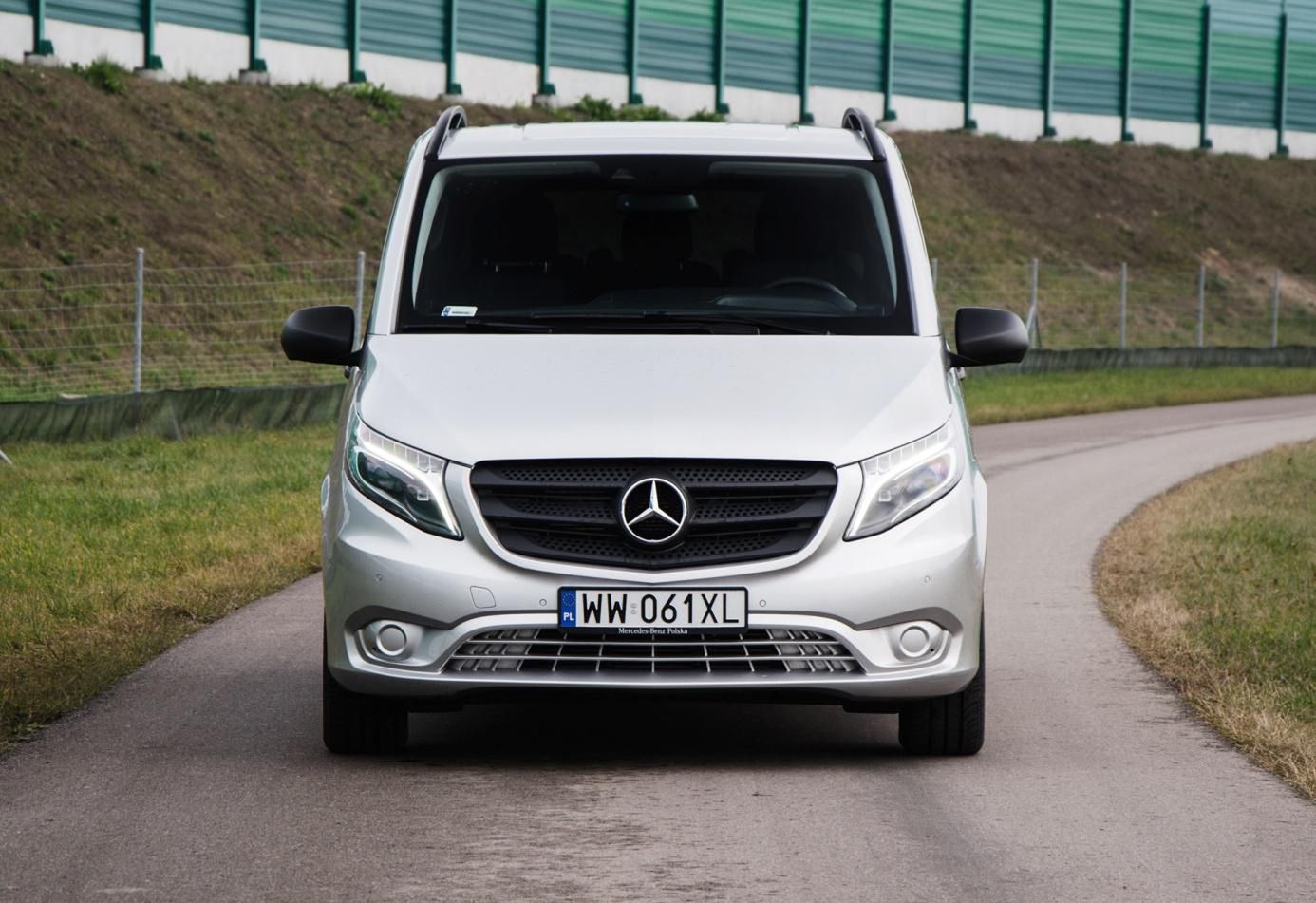 W specyfikacji Tourer Select z zewnątrz Vito jest niemal nie do odróżnienia od Klasy V. Warto dokupić opcjonalne reflektory diodowe – rewelacyjnie oświetlają drogę.