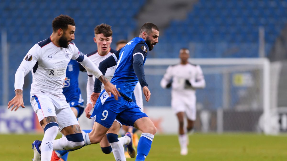 PAP / Jakub Kaczmarczyk / Na zdjęciu: Connor Goldson i Mikael Ishak