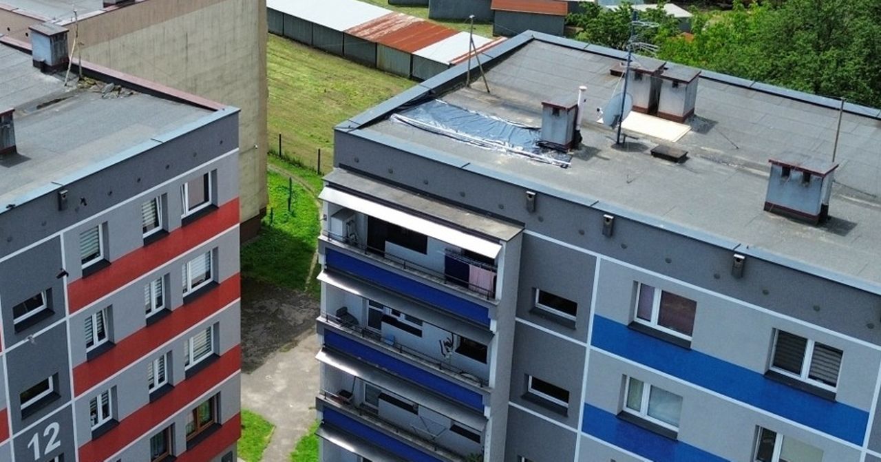 Zerwany dach w bloku na Śląsku: woda wlewała się do mieszkań, 18 lokatorów ewakuowano. "Wyłączyliśmy lokale na wszystkich czterech piętrach"