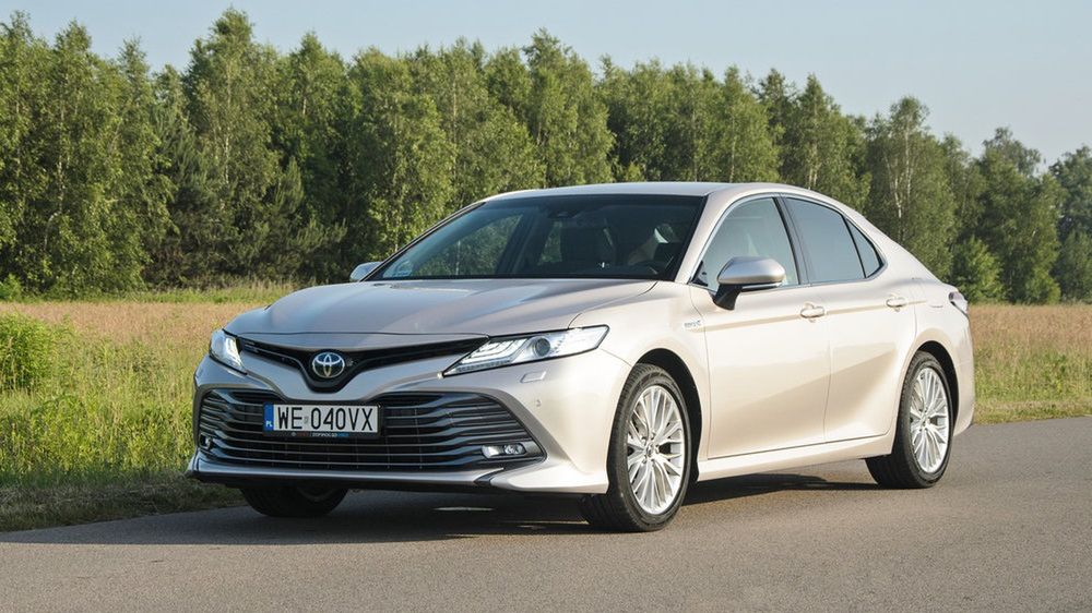 Mimo dużych rozmiarów hybrydowa Toyota Camry potrafi być bardzo oszczędna.