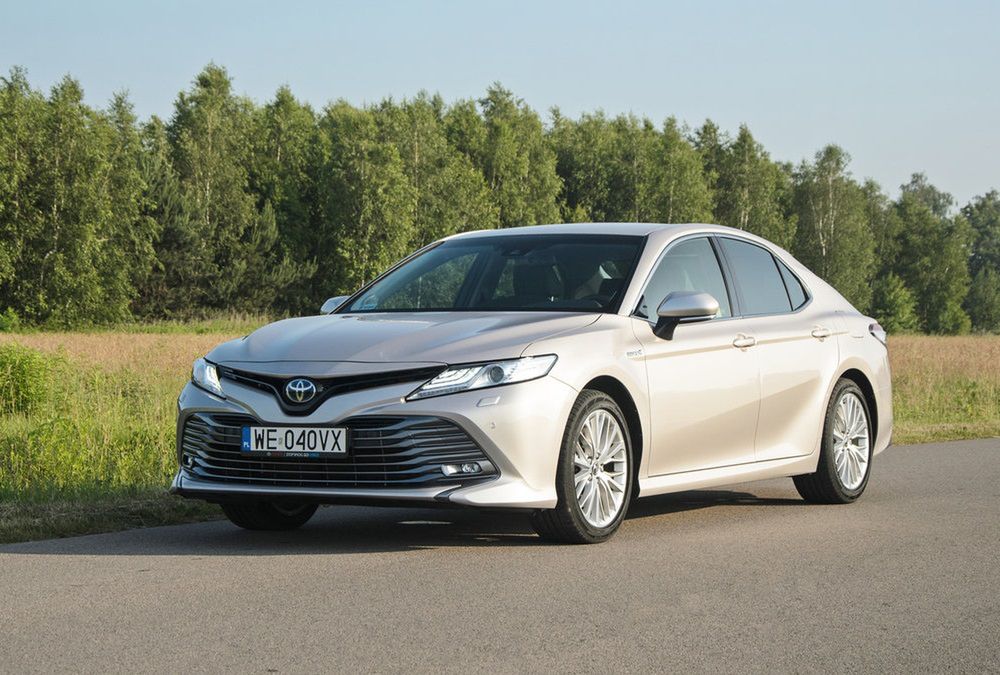 Mimo dużych rozmiarów hybrydowa Toyota Camry potrafi być bardzo oszczędna.