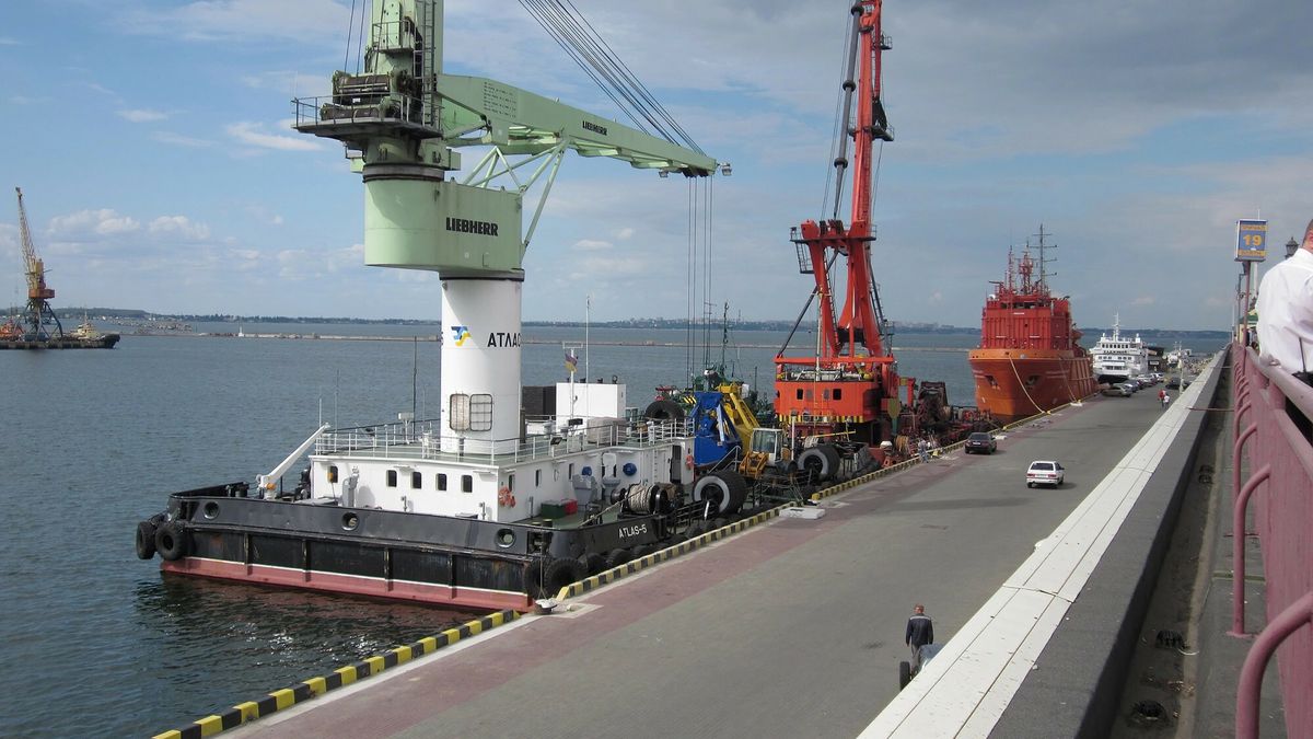 Deposit Photos 2025-04-25
Port scene featuring a green industrial crane, two red tug boats, and multiple vessels docked at a pier Large white ship with helicopter pad visible, calm water, pa Odessa, Ukraine 06-07-2012