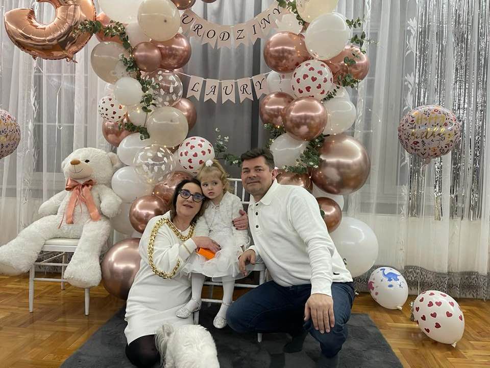 Danuta Martyniuk i Zenek Martyniuk z wnuczką Laurą