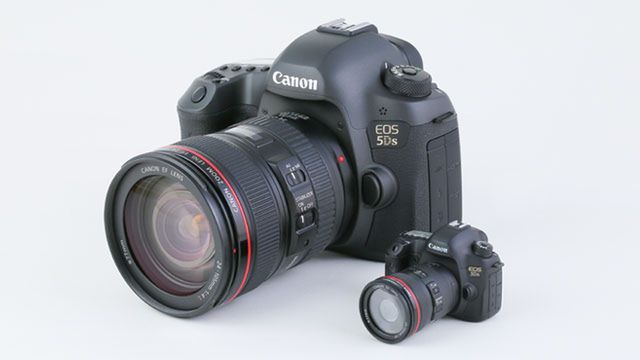 Firma Canon stworzyła piękną miniaturkę modelu EOS 5DS z dwoma obiektywami 5