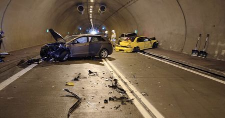 Mitsubishi wpadło do tunelu. Nagranie z wypadku mrozi krew