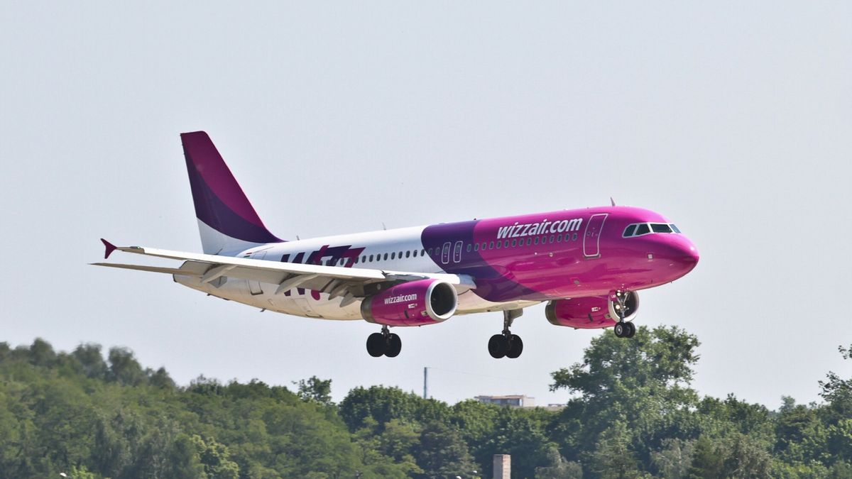 Samolot linii Wizzair nad lotniskiem w Poznaniu 