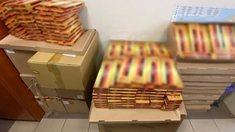Śląskie. Policja w Jaworznie przechwyciła blisko 7 tysięcy paczek papierosów bez polskich znaków akcyzy.