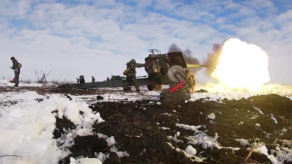 ROSTOV, RUSSIA - JANUARY 28: (---EDITORIAL USE ONLY â MANDATORY CREDIT - "RUSSIAN DEFENCE MINISTRY / HANDOUT" - NO MARKETING NO ADVERTISING CAMPAIGNS - DISTRIBUTED AS A SERVICE TO CLIENTS----) Russian servicemen from the units of the 150th Motor Rifle Division of the Southern Military District take part in exercises on the training grounds in the Rostov Region, Russia, on January 28, 2022. About 3,000 servicemen of the Guards Red Banner Combined Arms Army of the Western Military District (ZVO) have begun combat training at training grounds in the regions of Rostov, Krasnodar, Yaroslav, Voronezh, Belgorod, Bryansk and Smolensk. (Photo by Russian Defence Ministry / Handout/Anadolu Agency via Getty Images)