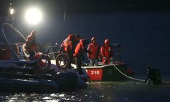 Akcja ratunkowa w Serocku. Samochód zjechał do rzeki, wyłowiono ciało mężczyzny