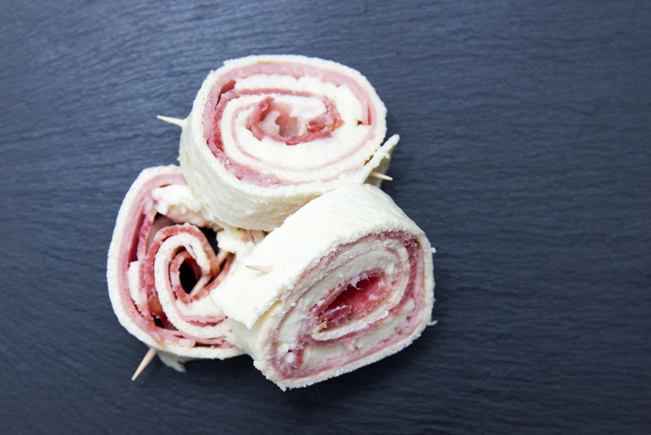 Goście pytają o przepis jeszcze przed północą. Tortillowe roladki, które robią furorę