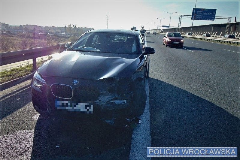 Wrocław. Po pijaku uderzył w barierki na AOW i uciekł. Policja dopadła kierowcę BMW