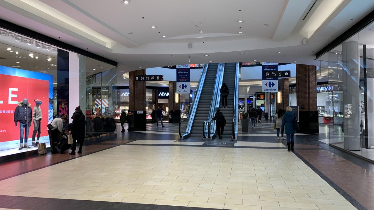 Galerie świeca pustkami.