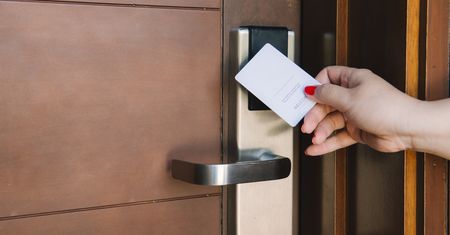 Zaklej plastrem w hotelu. Potem sobie podziękujesz