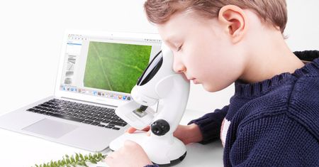 Dwa modele cyfrowych mikroskopów Infinoptix dla dzieci i młodzieży
