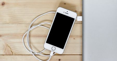 Apple patentuje bezprzewodowe ładowanie smartfonu po Wi-Fi
